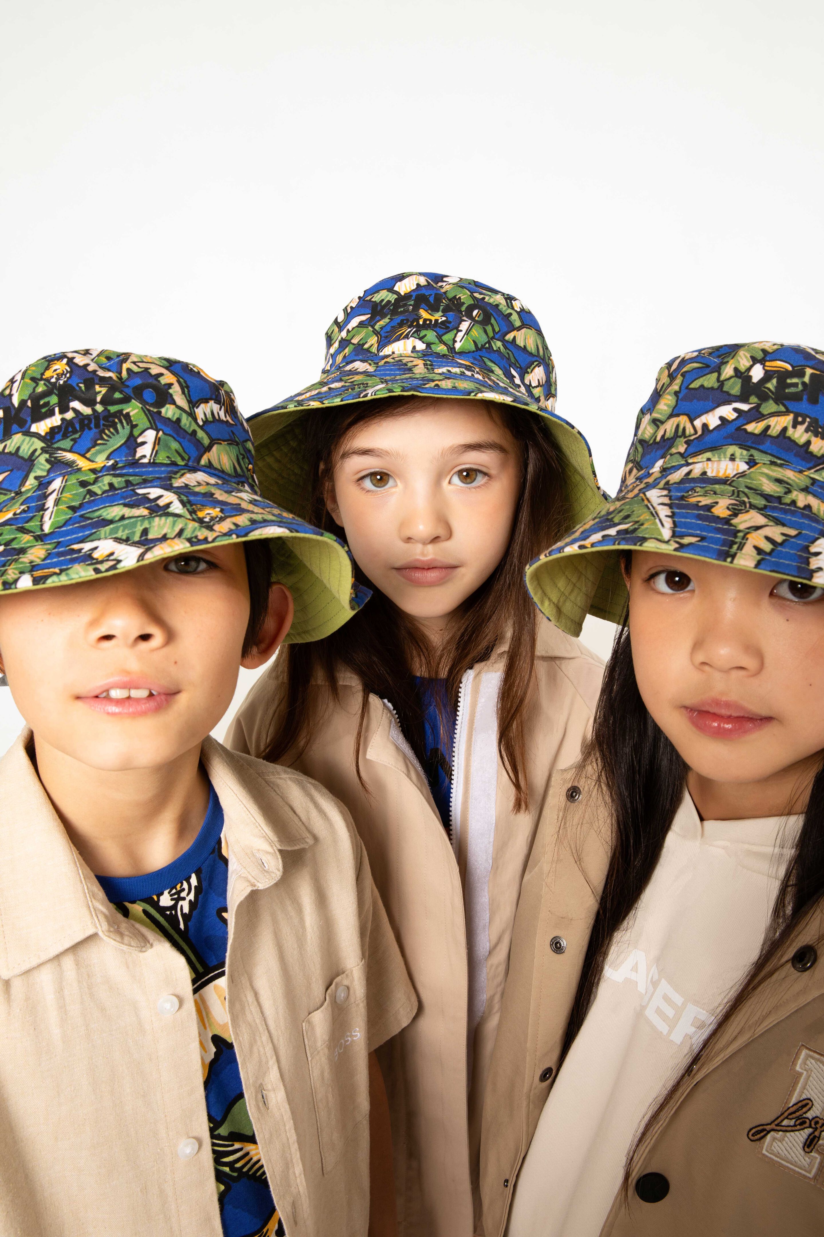 Inspiración jungle chic – conjuntos safari coordinados para hermanos