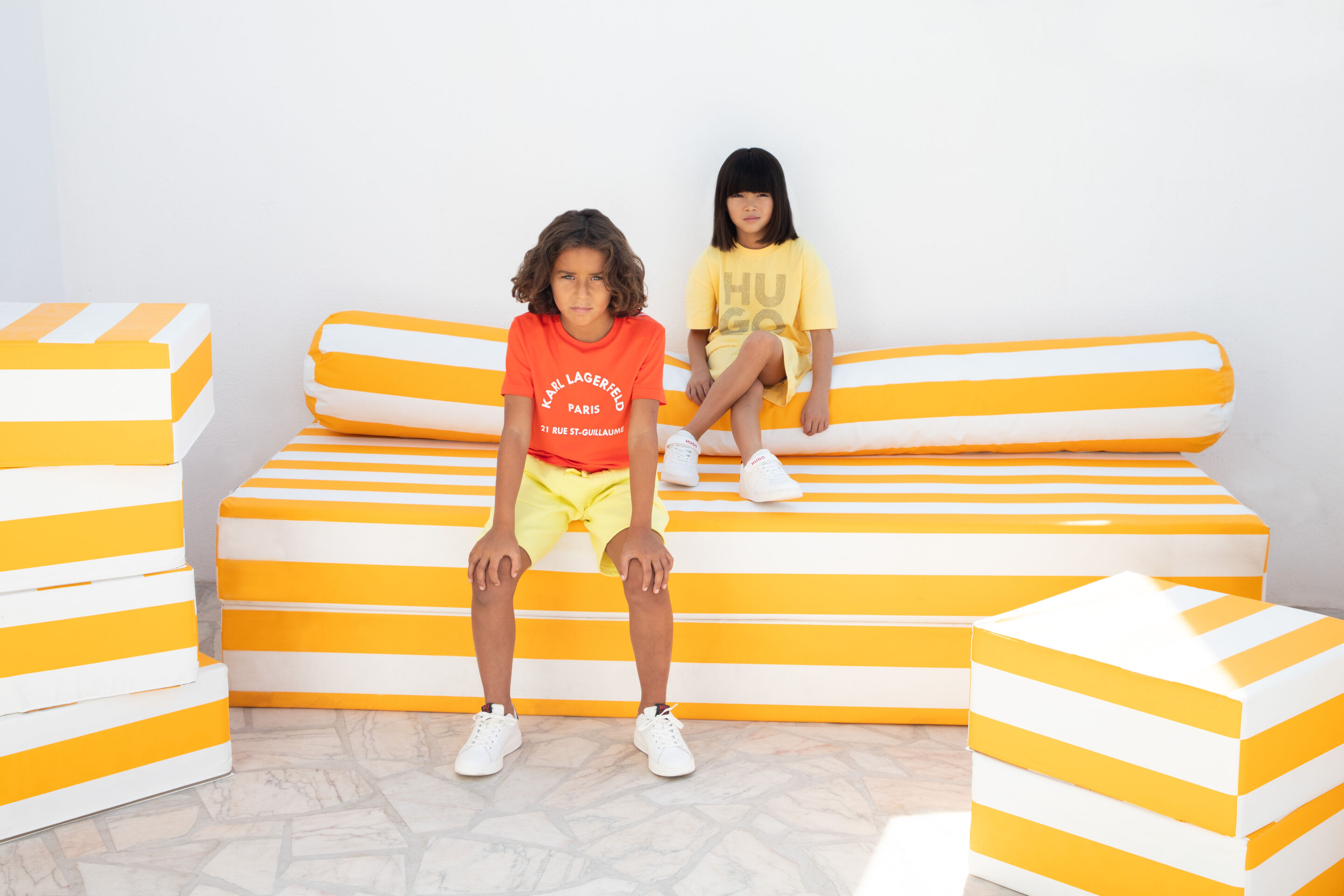 Estilo infantil de HUGO y Karl Lagerfeld para niño y niña: conjuntos elegantes en amarillo y naranja, moda premium y de lujo en Kidsaround