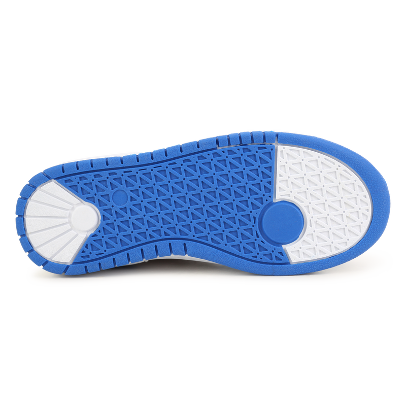 Deportivas de cordones y logo