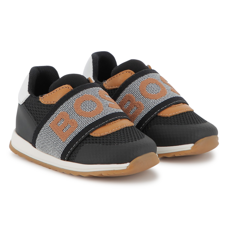 Zapatillas con el&aacute;stico de la marca BOSS 
                        NI&Ntilde;O