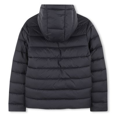 PLUM&Iacute;FERO FINO CON CAPUCHA BOSS NI&Ntilde;O