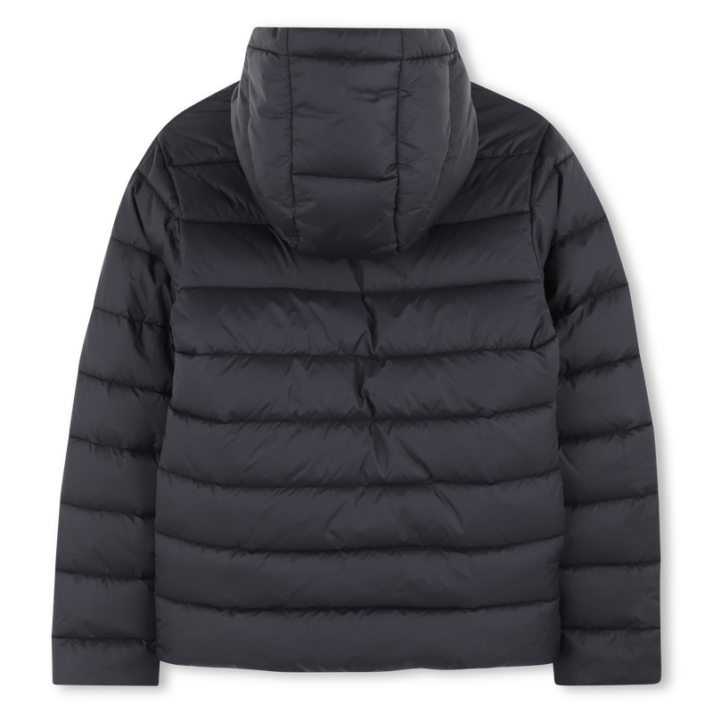 PLUM&Iacute;FERO FINO CON CAPUCHA BOSS 
                        NI&Ntilde;O