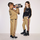 Pantal&oacute;n con bandas de rayas KARL LAGERFELD KIDS 
                    NI&Ntilde;A