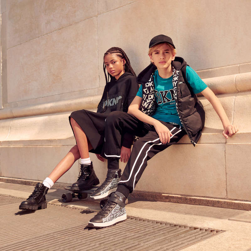 Vestido con capucha de mulet&oacute;n DKNY 
                        NI&Ntilde;A