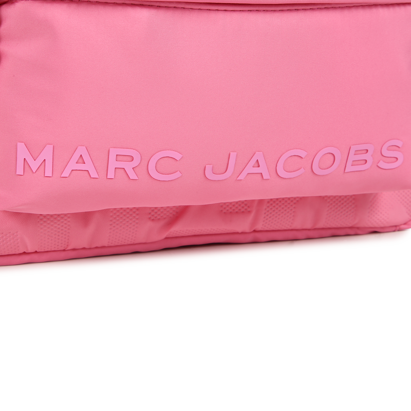 Mochila con la marca MARC JACOBS 
                        NI&Ntilde;A