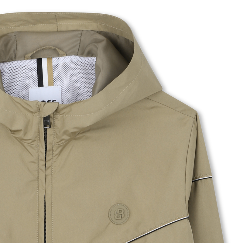 CORTAVIENTOS CON CAPUCHA BOSS 
                        NI&Ntilde;O