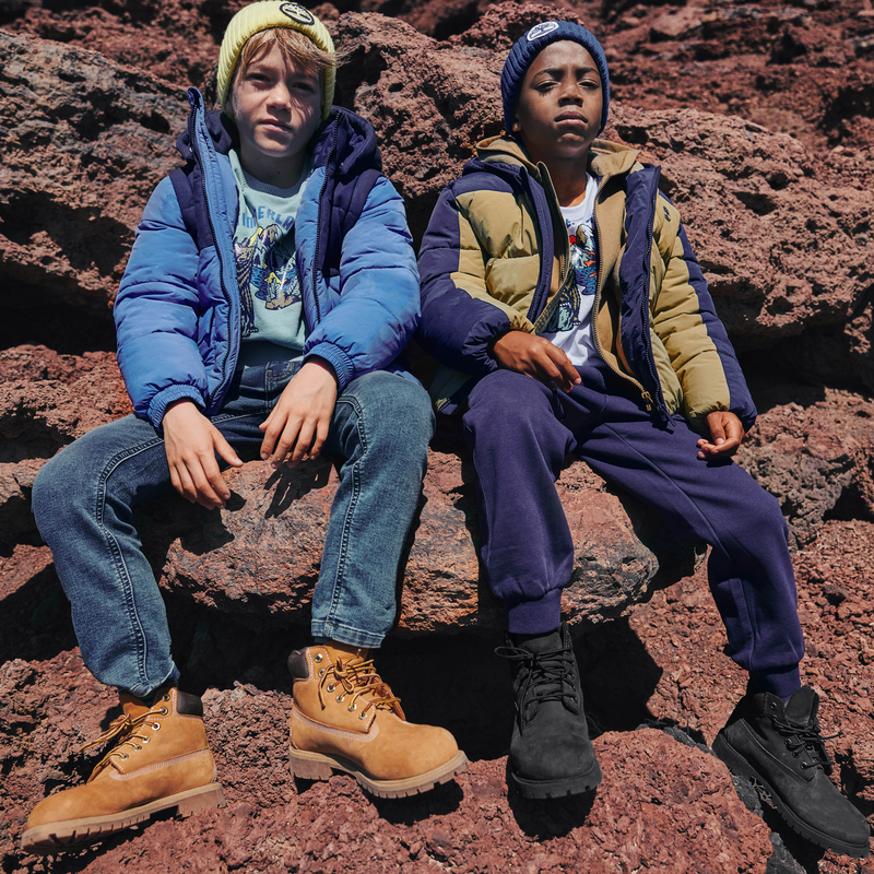 Plum&iacute;fero con mangas y capuchas desmontables TIMBERLAND 
                        NI&Ntilde;O