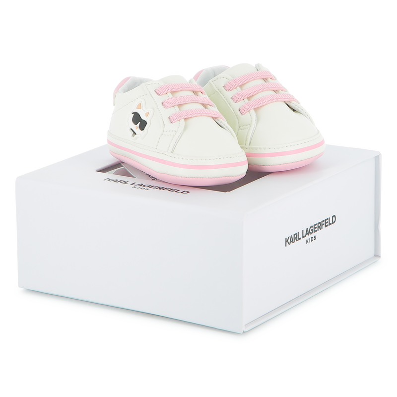 Zapatillas de cuero sint&eacute;tico KARL LAGERFELD KIDS 
                        NI&Ntilde;A