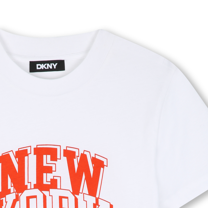 Conjunto de camiseta y bermuda DKNY 
                        NI&Ntilde;O