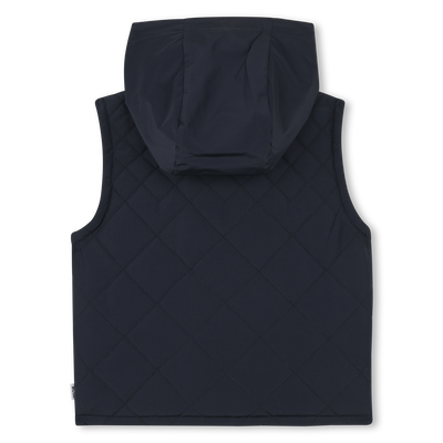 PLUM&Iacute;FERO SIN MANGAS CON CAPUCHA BOSS NI&Ntilde;O