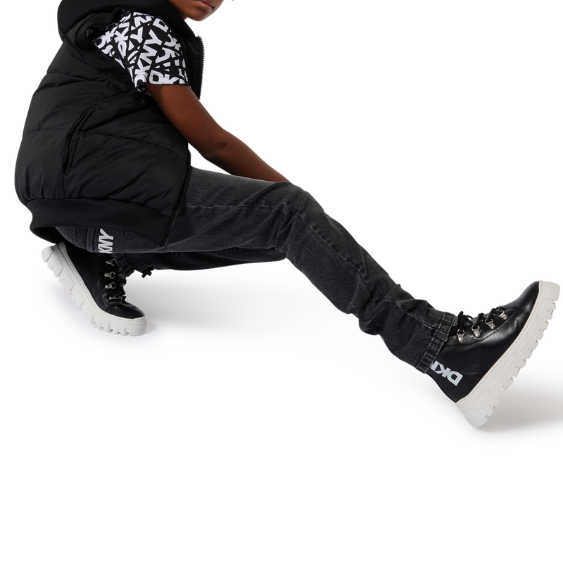 Pantal&oacute;n vaquero 5 bolsillos DKNY 
                        UNISEXO