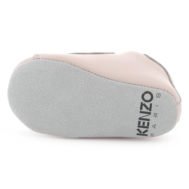 Patucos de cuero con velcro KENZO KIDS 
                        UNISEXO