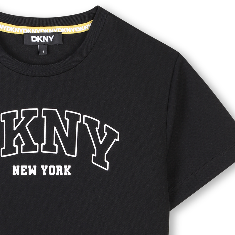 Camiseta de manga corta DKNY 
                        UNISEXO