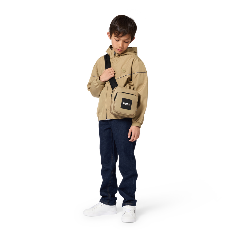 CORTAVIENTOS CON CAPUCHA BOSS 
                        NI&Ntilde;O