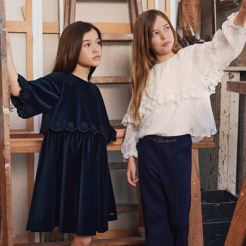 Blusa con volantes y bordados CHLOE 
                        NIÑA