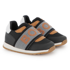 Zapatillas con el&aacute;stico de la marca BOSS 
                    NI&Ntilde;O