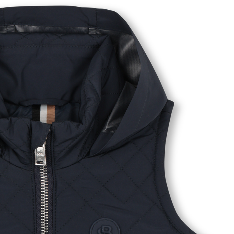 PLUM&Iacute;FERO SIN MANGAS CON CAPUCHA BOSS 
                        NI&Ntilde;O