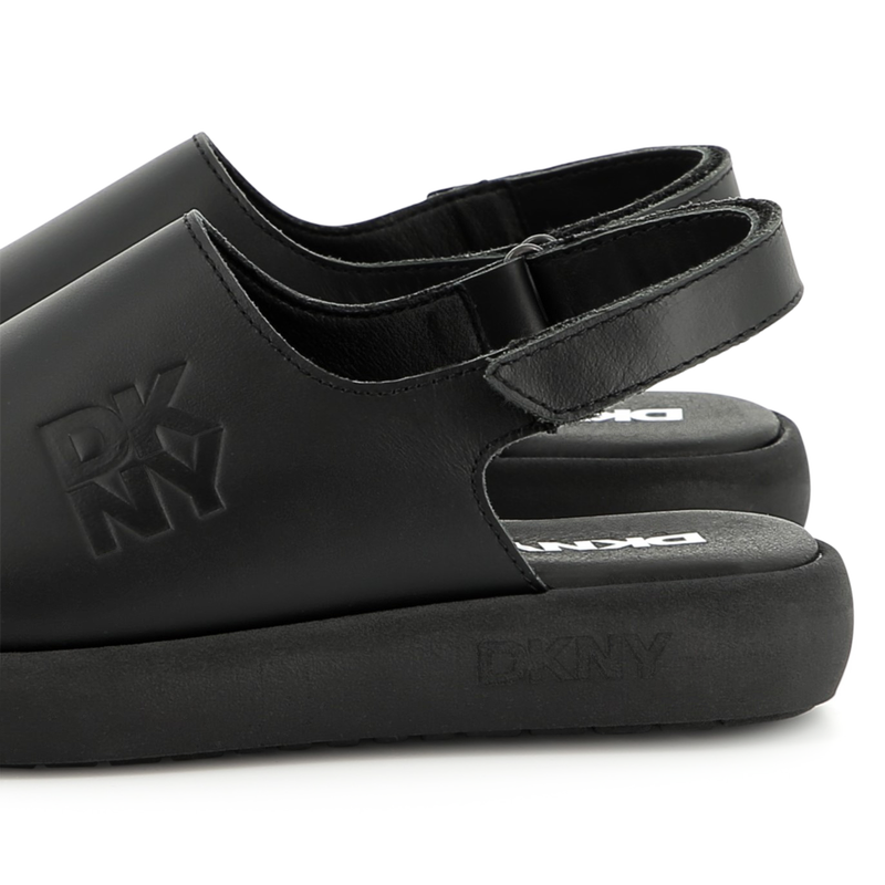 Zuecos de cuero con velcro DKNY 
                        UNISEXO