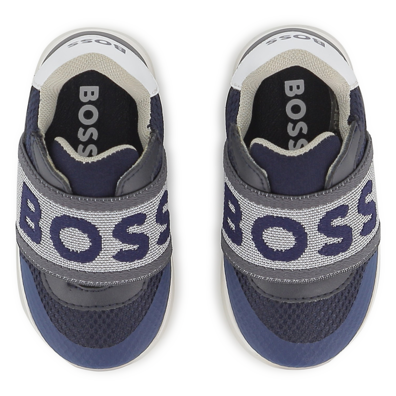 Zapatillas con el&aacute;stico de la marca BOSS 
                        NI&Ntilde;O