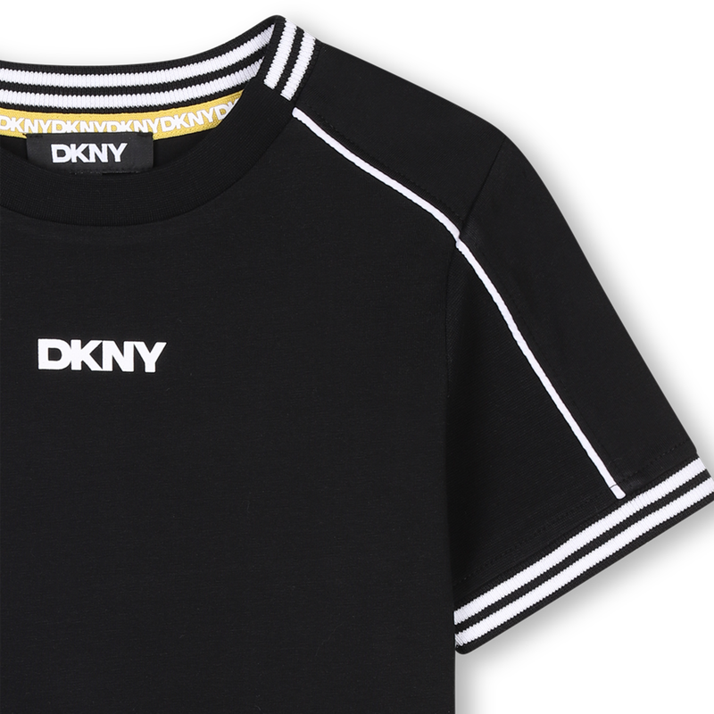 Camiseta con bandas de colores DKNY 
                        UNISEXO