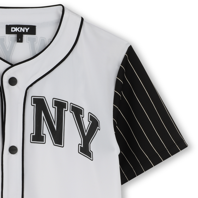 Camisa ancha con autom&aacute;ticos DKNY 
                        UNISEXO