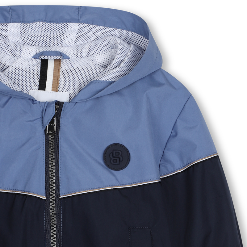 CORTAVIENTOS CON CAPUCHA BOSS 
                        NI&Ntilde;O