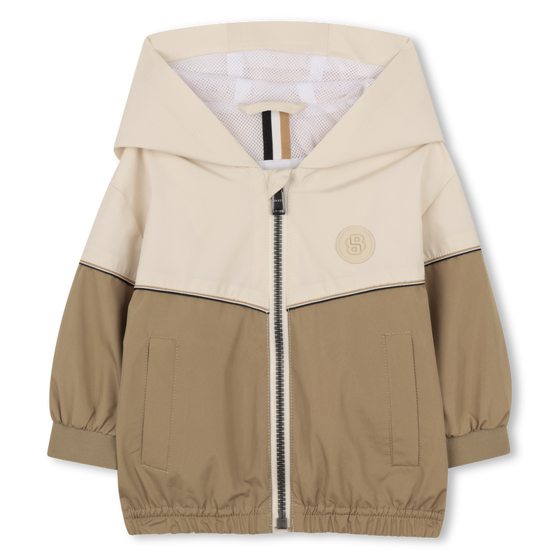 CORTAVIENTOS CON CAPUCHA BOSS 
                        NI&Ntilde;O