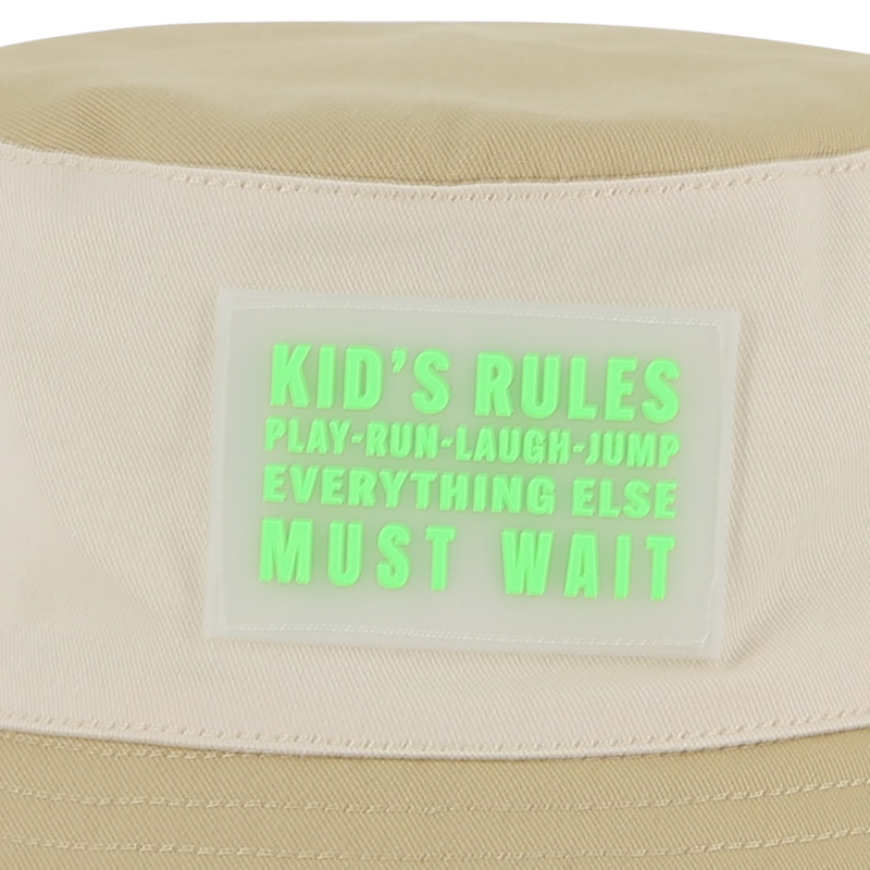 SOMBRERO DE PESCADOR CON INSIGNIA BILLIEBLUSH 
                        NI&Ntilde;O