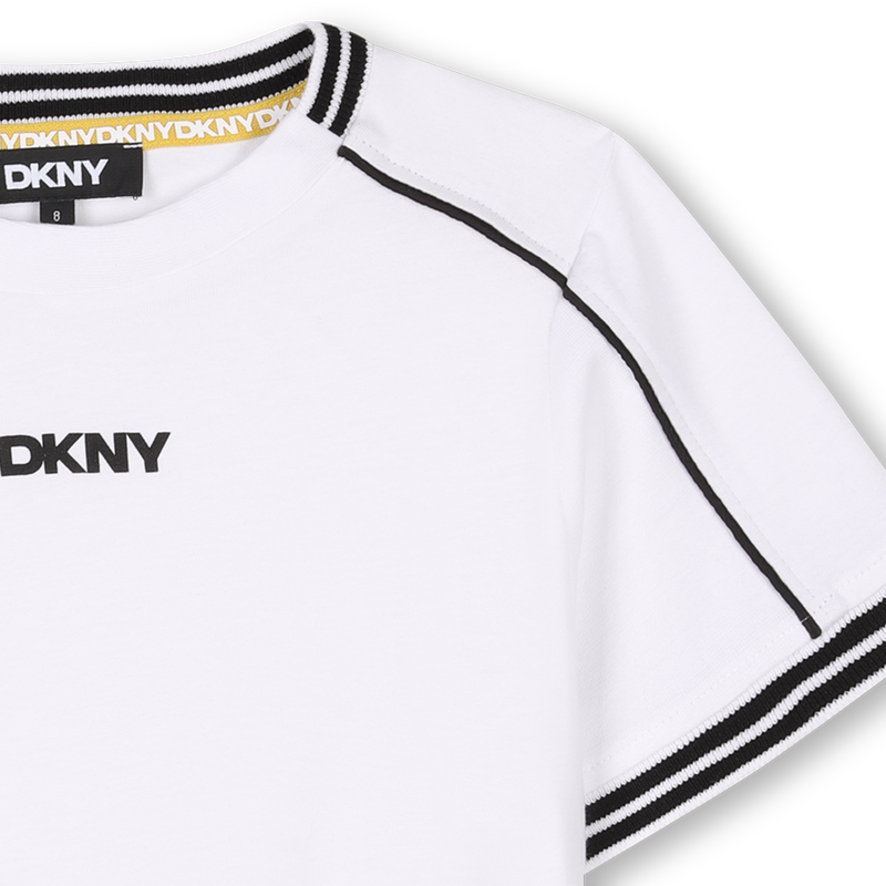Camiseta con bandas de colores DKNY 
                        UNISEXO