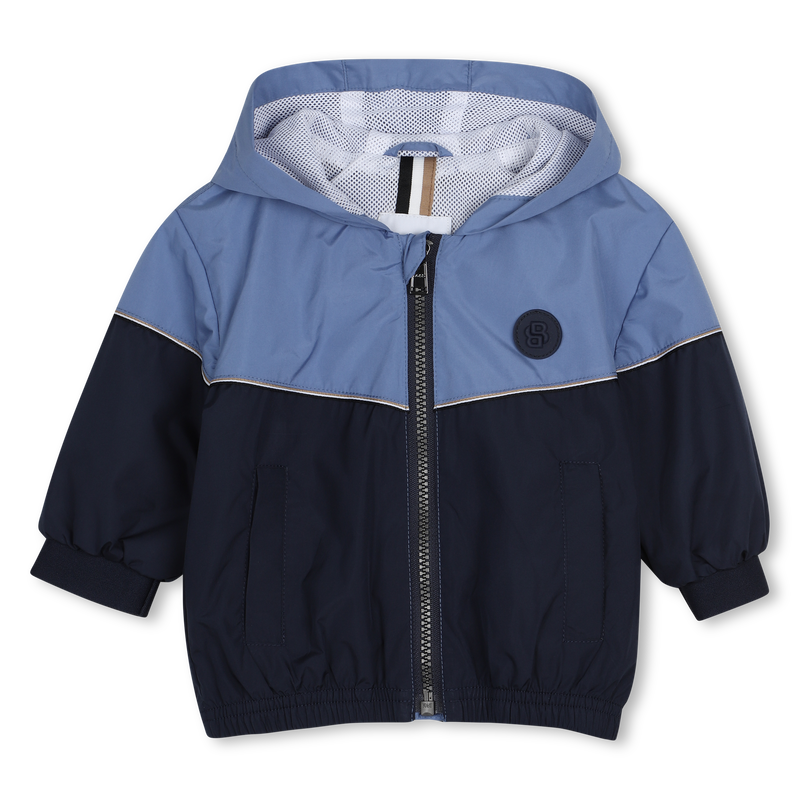 CORTAVIENTOS CON CAPUCHA BOSS 
                        NI&Ntilde;O