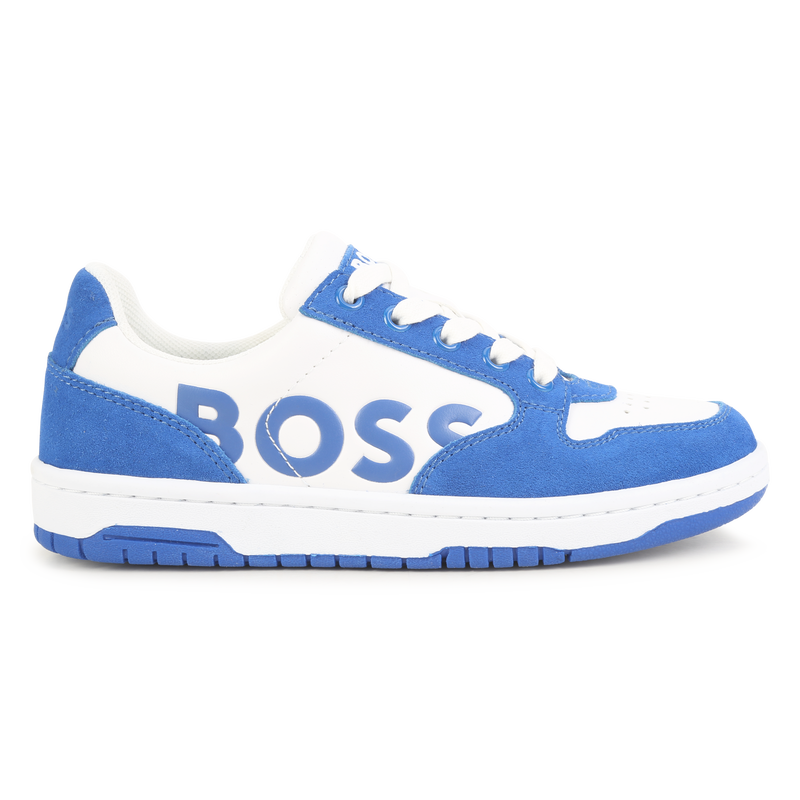 Deportivas de cordones y logo