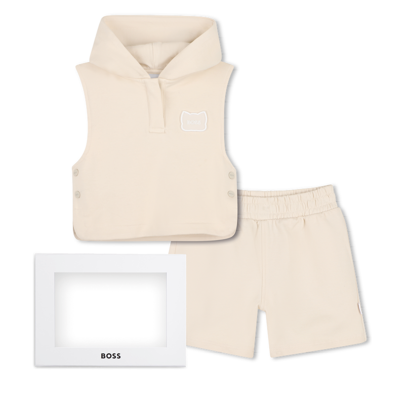 CONJUNTO CAMISETA + SUDADERA + PANTAL&Oacute;N CORTO BOSS 
                        NI&Ntilde;O