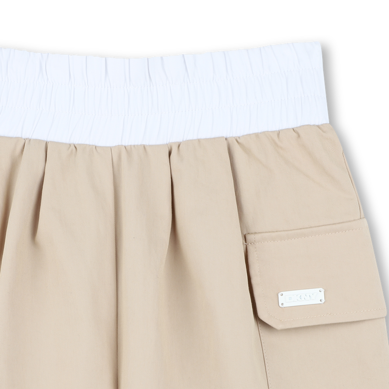Pantal&oacute;n corto con bolsillos DKNY 
                        NI&Ntilde;A