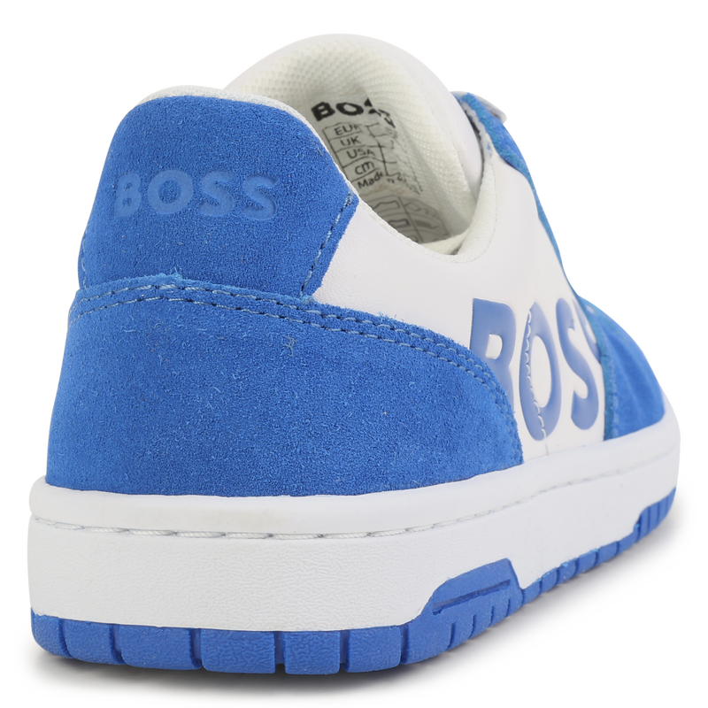 Deportivas de cordones y logo