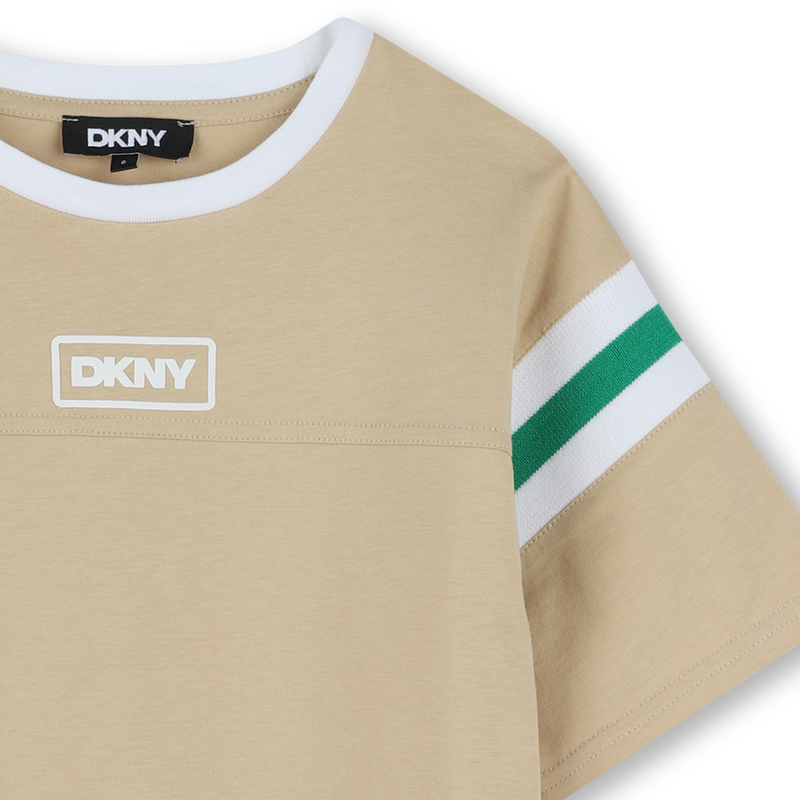 Camiseta dibujo en relieve DKNY 
                        NI&Ntilde;O