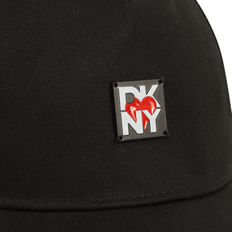 Gorra con la marca DKNY 
                        NI&Ntilde;A