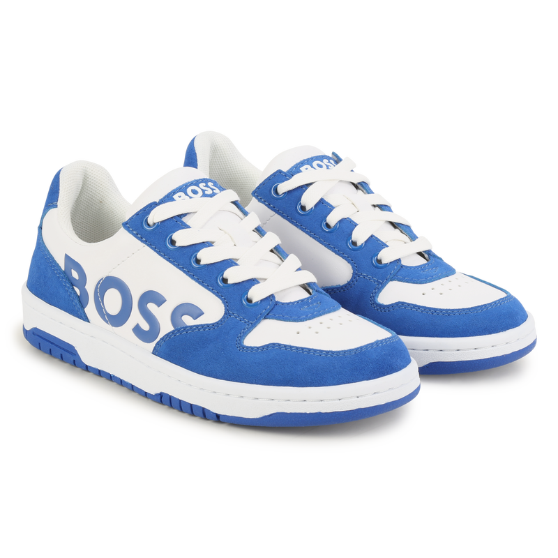 Deportivas de cordones y logo