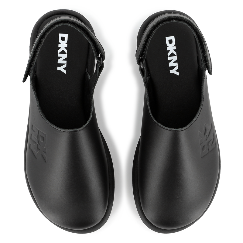 Zuecos de cuero con velcro DKNY 
                        UNISEXO