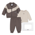 Conjunto de pantal&oacute;n, c&aacute;rdigan y camiseta BOSS 
                    NI&Ntilde;O