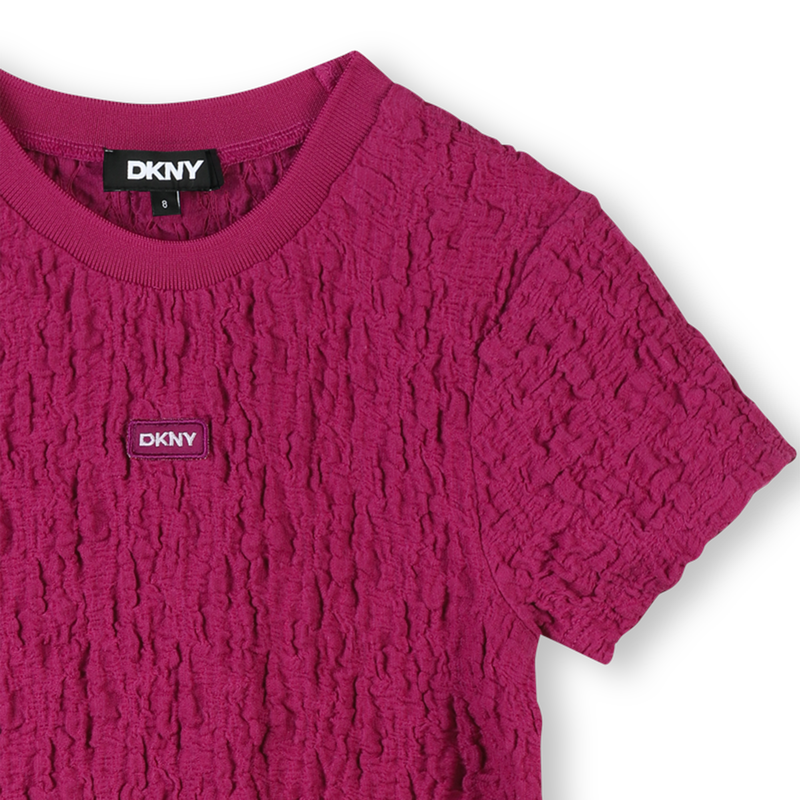 Vestido gofrado de manga corta DKNY 
                        NI&Ntilde;A