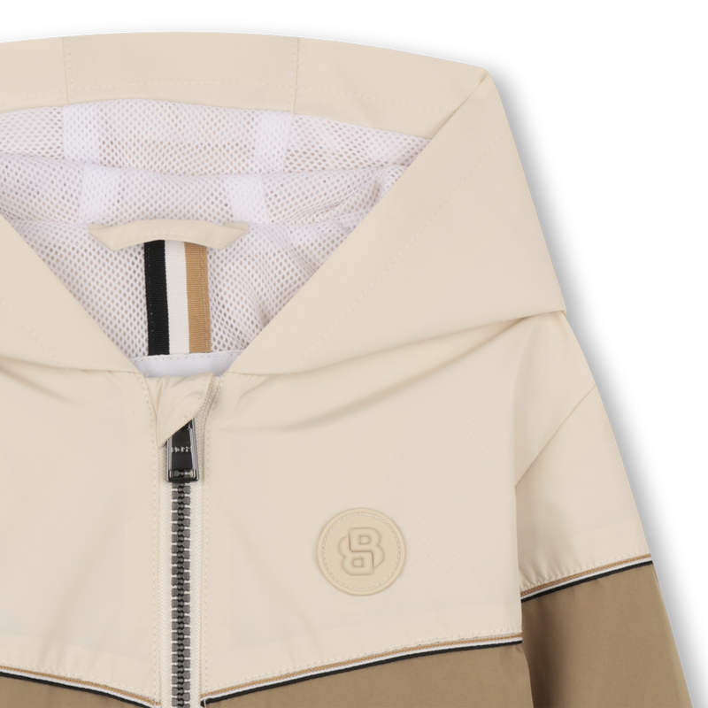 CORTAVIENTOS CON CAPUCHA BOSS 
                        NI&Ntilde;O