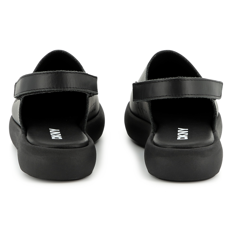 Zuecos de cuero con velcro DKNY 
                        UNISEXO