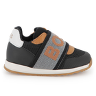 Zapatillas con el&aacute;stico de la marca BOSS 
                    NI&Ntilde;O
