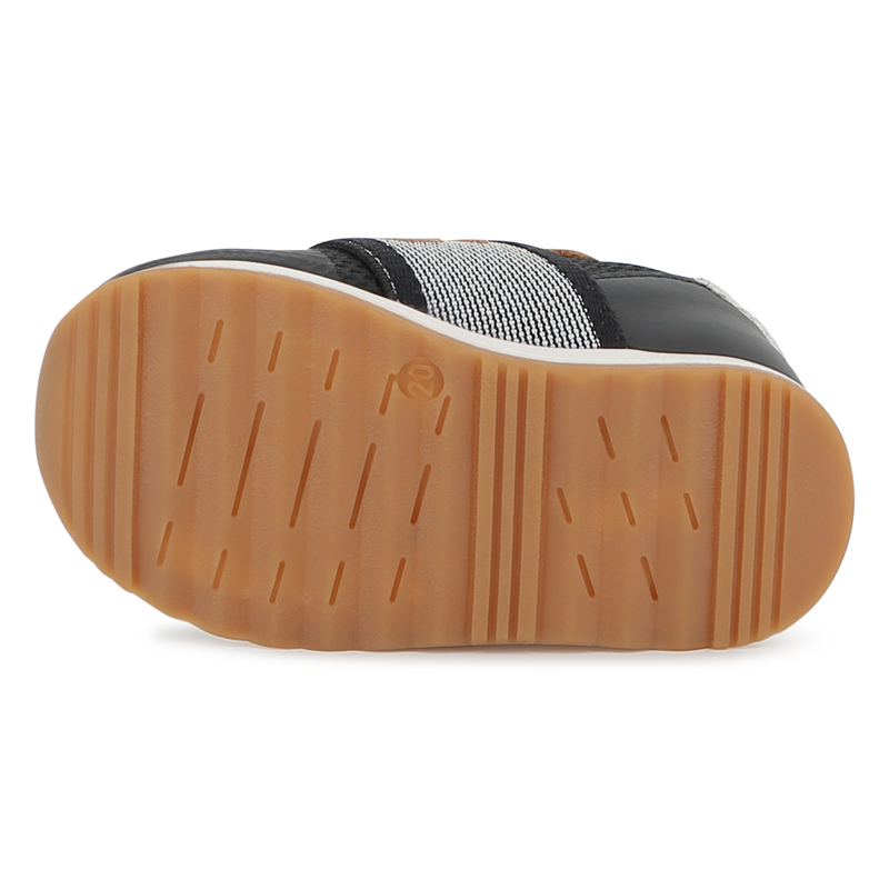 Zapatillas con elástico de la marca BOSS 
                        NIÑO