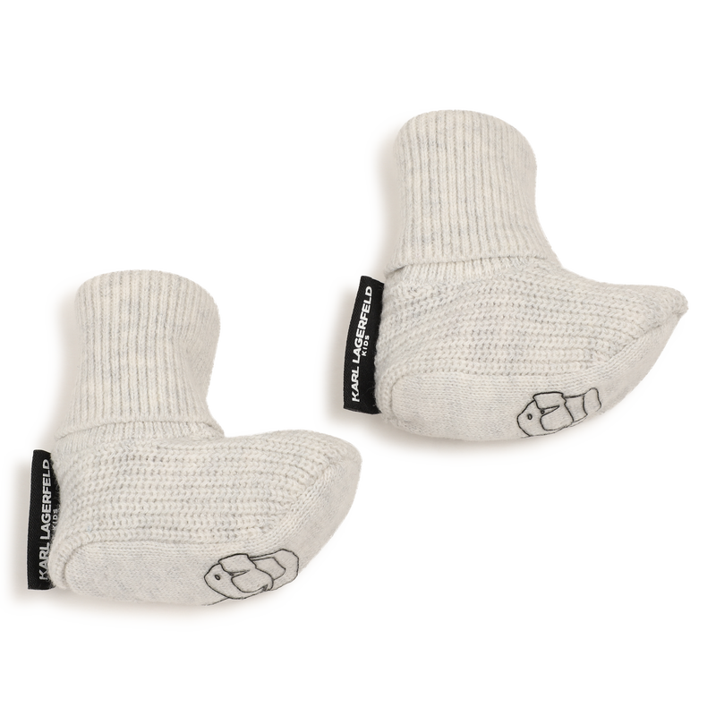 Conjunto de gorro y zapatillas. KARL LAGERFELD KIDS 
                        UNISEXO