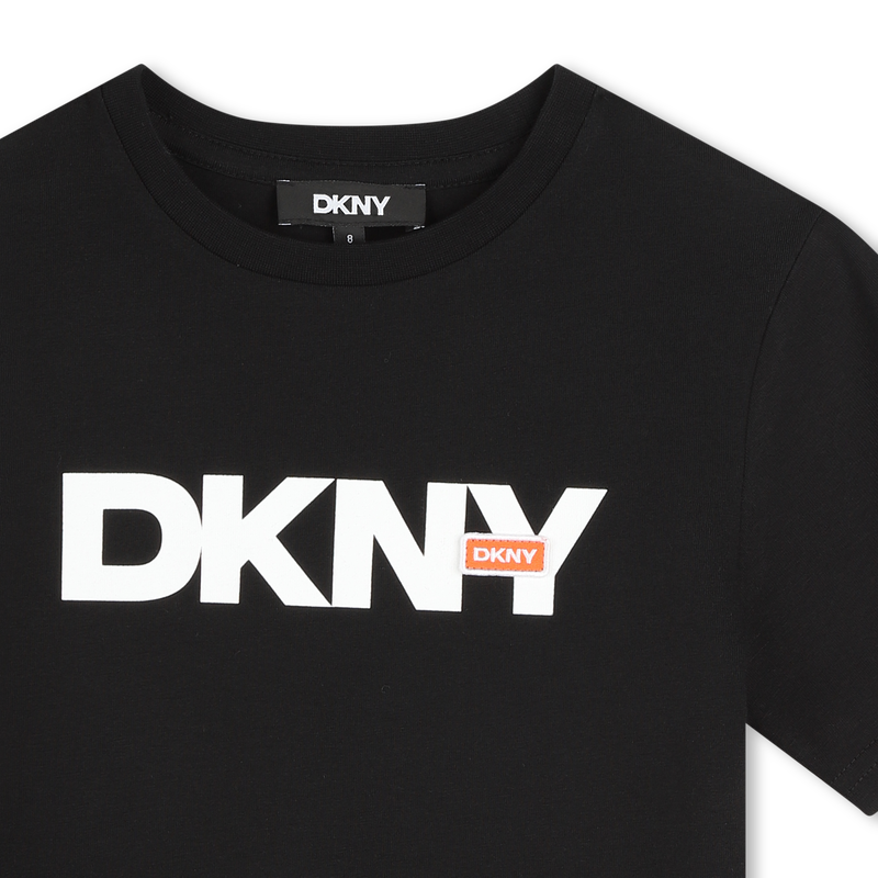 Camiseta de manga corta DKNY 
                        UNISEXO
