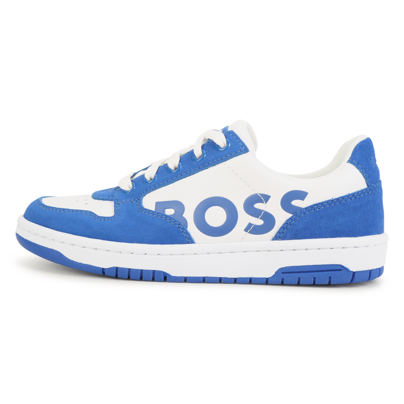 Deportivas de cordones y logo