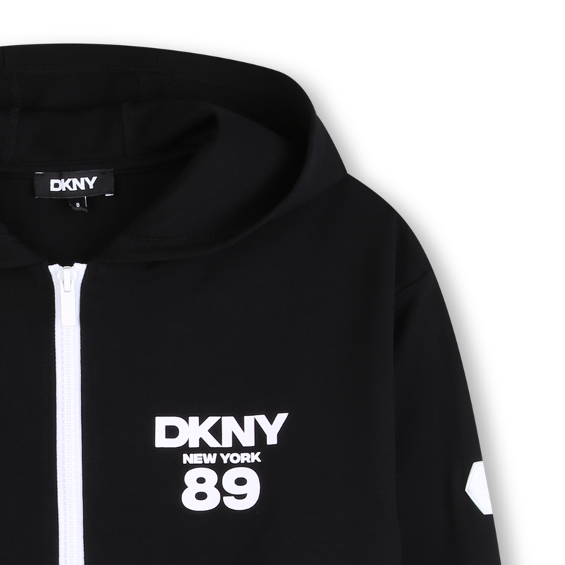 SUDADERA CON CAPUCHA CON CREMALLERA DKNY 
                        UNISEXO