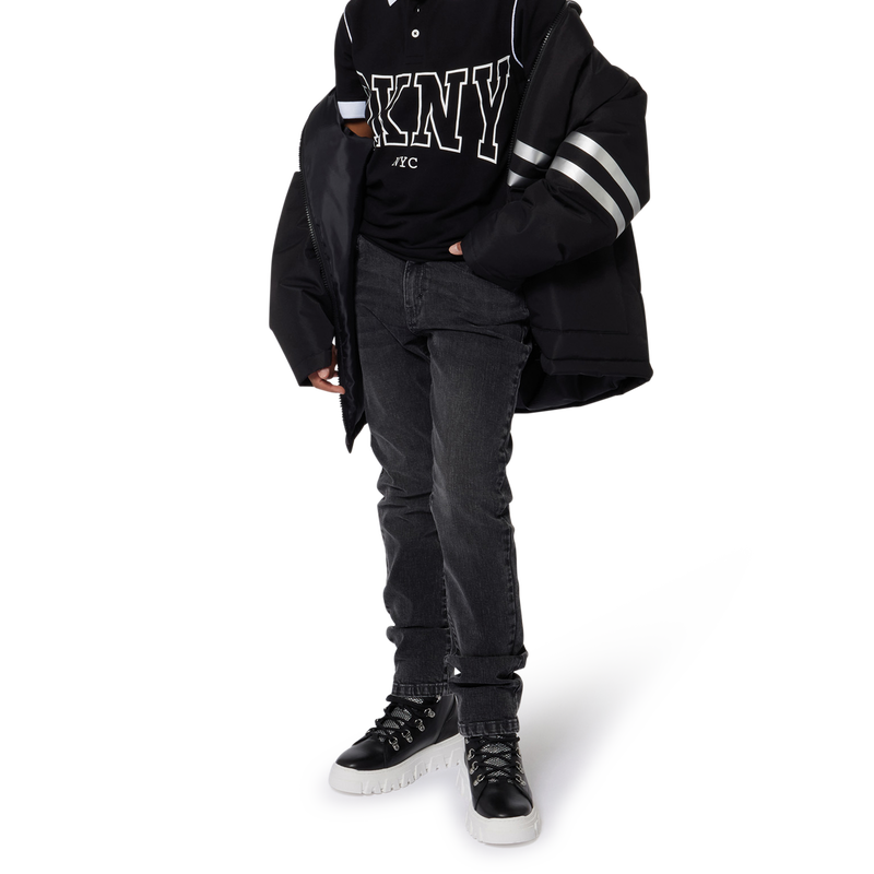 Parka impermeable con capucha DKNY 
                        UNISEXO