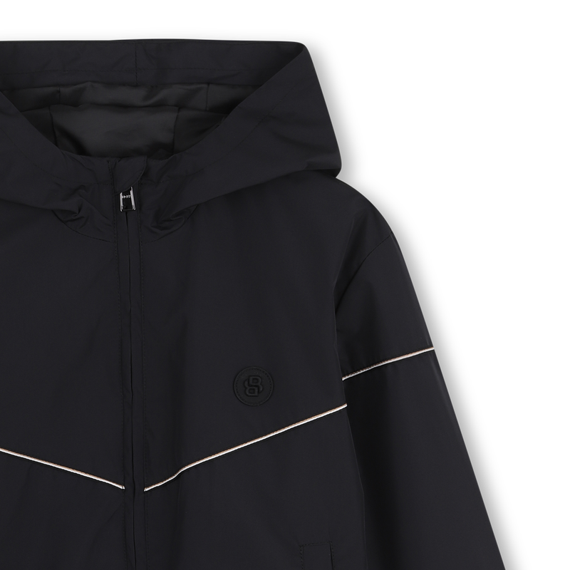 CORTAVIENTOS CON CAPUCHA BOSS 
                        NI&Ntilde;O